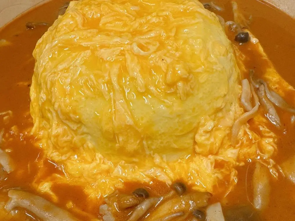 スパイシービーフと木の子のオムライス